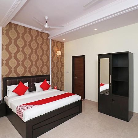 Capital O Hotel Royal Inn Near Gomti Riverfront Park Лакхнау Экстерьер фото