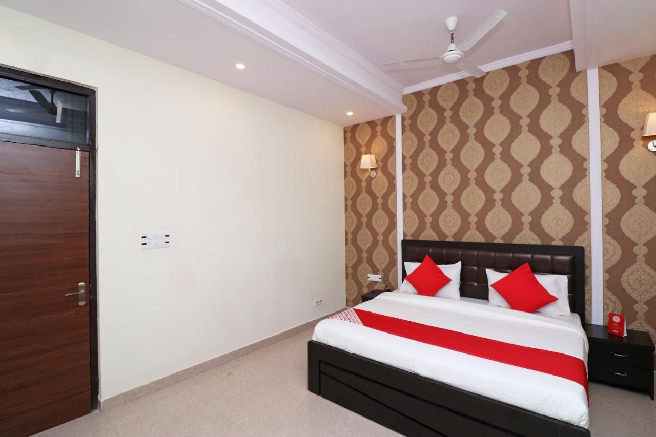 Capital O Hotel Royal Inn Near Gomti Riverfront Park Лакхнау Экстерьер фото