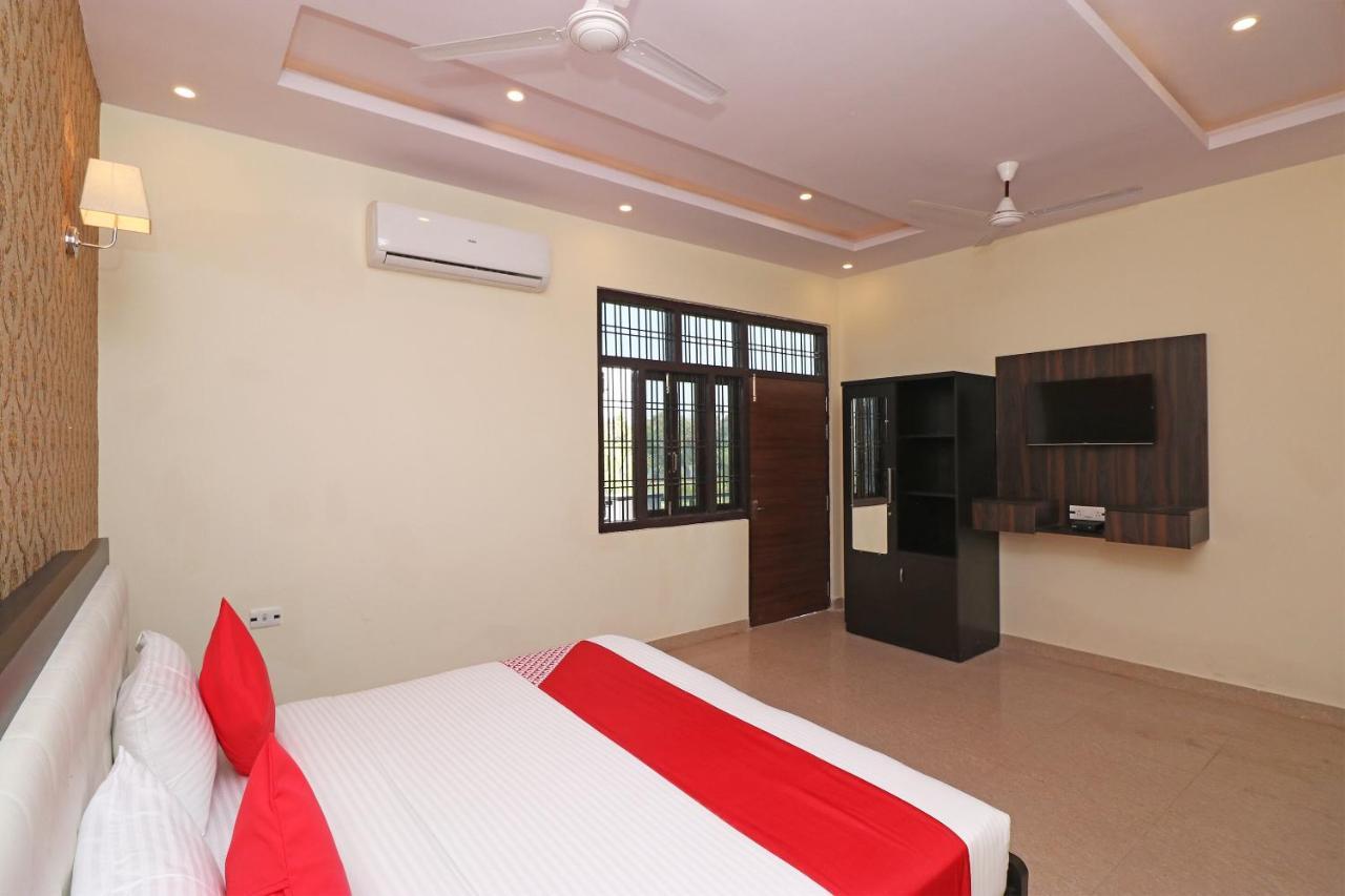 Capital O Hotel Royal Inn Near Gomti Riverfront Park Лакхнау Экстерьер фото