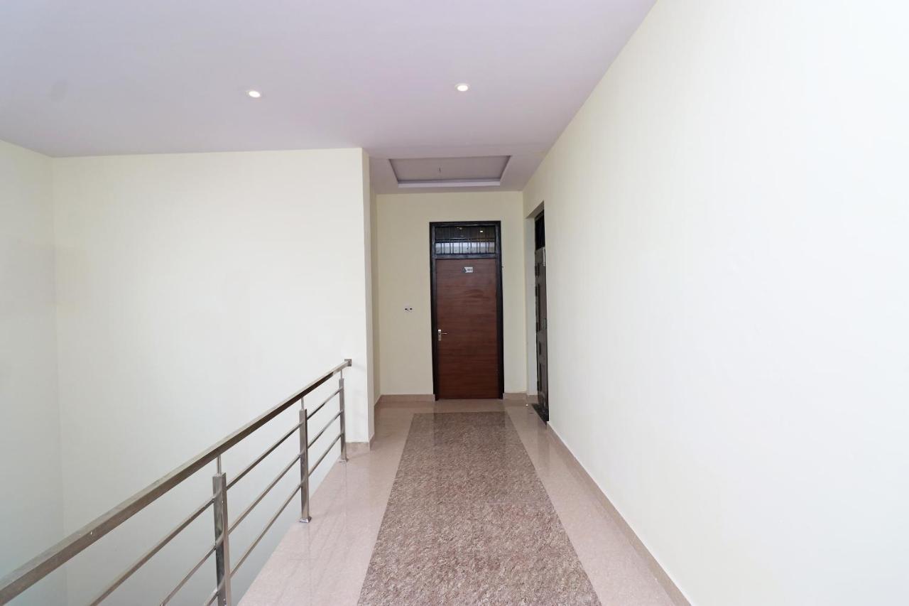 Capital O Hotel Royal Inn Near Gomti Riverfront Park Лакхнау Экстерьер фото