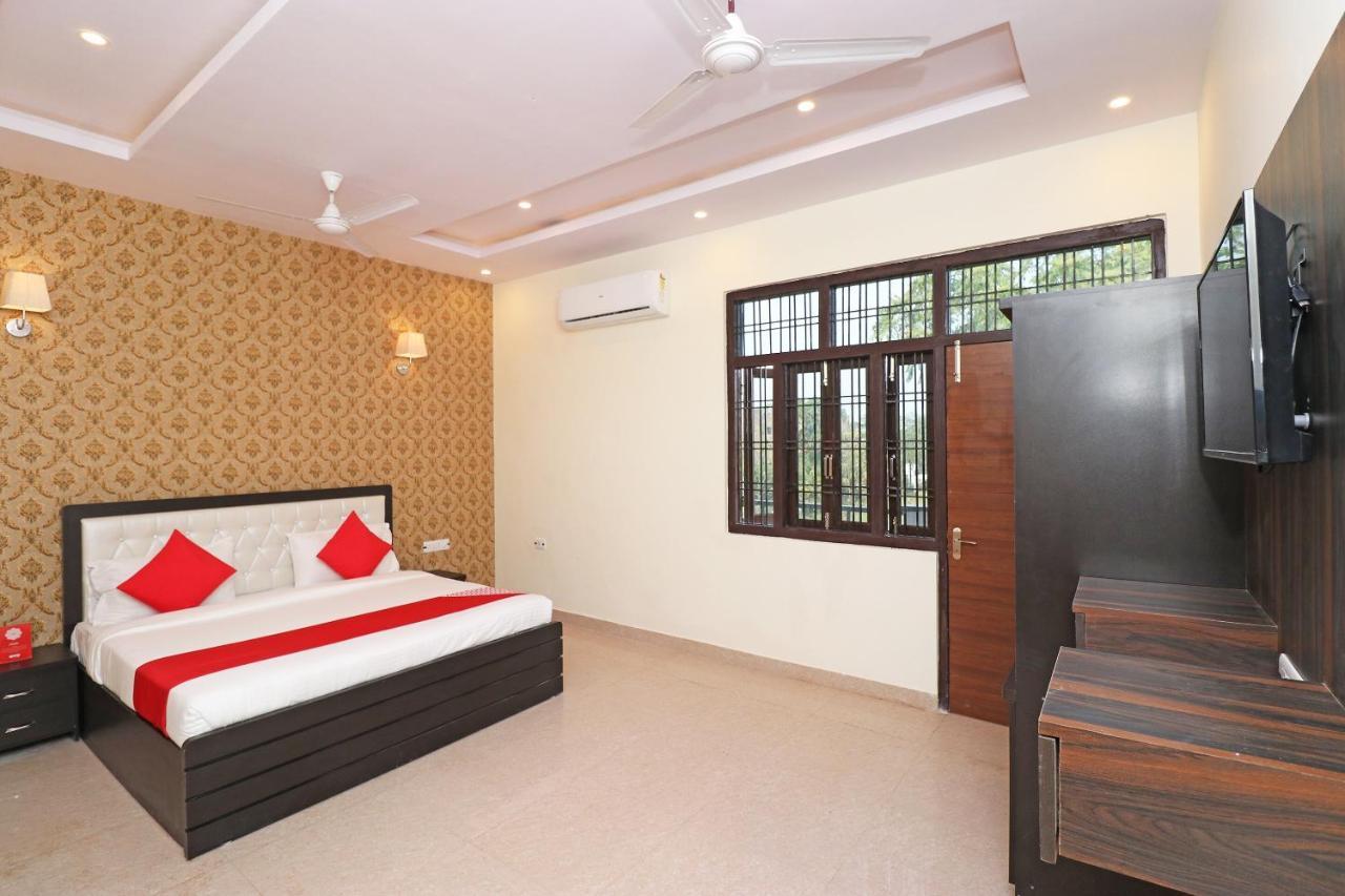 Capital O Hotel Royal Inn Near Gomti Riverfront Park Лакхнау Экстерьер фото