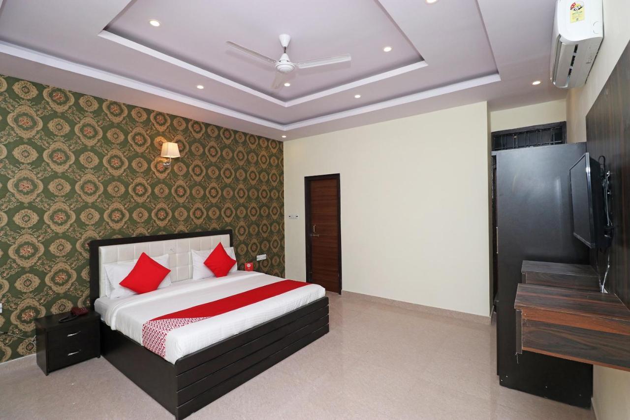Capital O Hotel Royal Inn Near Gomti Riverfront Park Лакхнау Экстерьер фото
