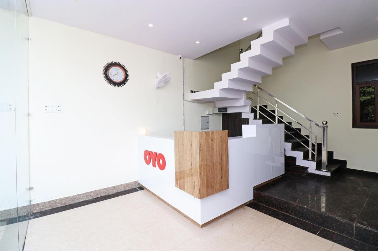 Capital O Hotel Royal Inn Near Gomti Riverfront Park Лакхнау Экстерьер фото