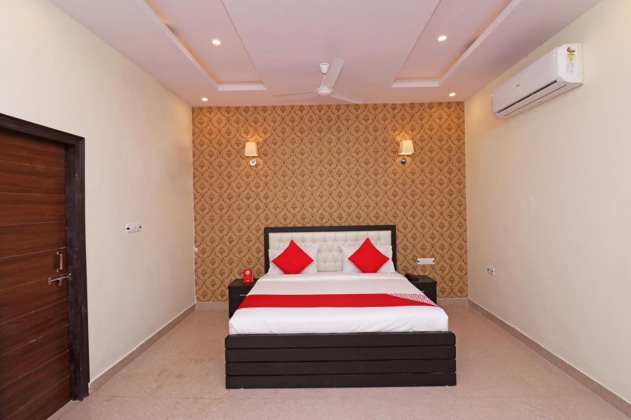 Capital O Hotel Royal Inn Near Gomti Riverfront Park Лакхнау Экстерьер фото