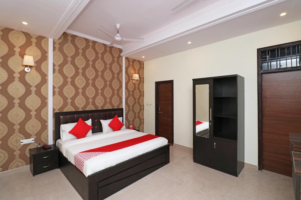 Capital O Hotel Royal Inn Near Gomti Riverfront Park Лакхнау Экстерьер фото