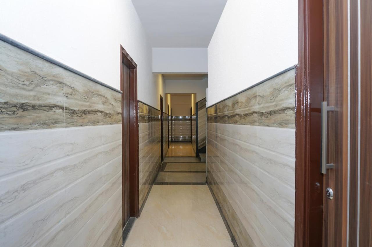 Capital O Hotel Royal Inn Near Gomti Riverfront Park Лакхнау Экстерьер фото